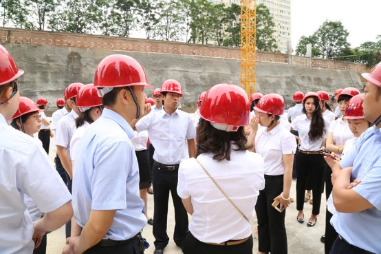2018年6月25日，轩苑集团员工观摩学习轩苑世家三期施工现场
